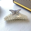 Grande molletta per capelli in acetato crema con farfalla viola e strass su tavolo - Farfalla con Strass Perla Cremosa