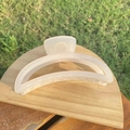 Dettaglio macro della grande pinza per capelli in resina crema su superficie di legno - 12cm / Bianco Gelatina Mezzaluna