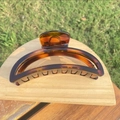 Detailansicht der Haarspange aus Harz mit Schildpattmuster und halbrundem Design - ca. 12CM / Glänzend Hell Schildpatt Sichel
