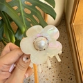 Primer plano de pinza de pelo flor de acetato irisado con perla grande y pedrería de colores - Flor de Perla de Alto Brillo / Sirena Blanca