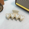 Elegante pinza per capelli a forma di cuore crema con dettagli bianchi su legno - Beige