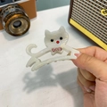 Dettaglio della molletta per capelli a gatto in acetato bianco crema con fiocco rosa - 6cm / Bianco