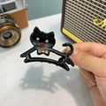 Dettaglio di un fermaglio per capelli a gatto nero in acetato con strass e finitura lucida - 6cm / Nero