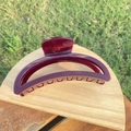 Grande molletta per capelli a mezzaluna rosso scuro su un espositore in legno - 12cm / Rosso Ciliegia Mezzaluna