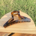 Detailansicht der Haarspange mit Schildpatt-Muster und geometrischem Hohl-Design - ca. 11.6cm / Glänzend Hell Schildpatt Dreieck