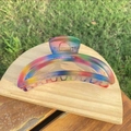 Dettaglio del fermaglio a mezzaluna con sfumatura arcobaleno su base in legno - 12cm / Sfumatura Arcobaleno Mezzaluna