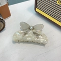 Pince à cheveux papillon en acétate crème avec texture marbrée et détail de perle centrale - Nœud Perle d'Imitation / Environ 9 cm / Blanc