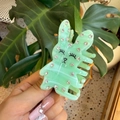 Détail d'une pince à cheveux lapin en acétate vert clair avec strass et texture marbre - Rayures Vertes - Lapin Strass (Environ 6,5cm)
