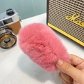 Pinza para el pelo de piel sintética de felpa rosa en un entorno de estilo de vida - Rosa Coreano