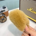 Vue détaillée d'une pince à cheveux en fausse fourrure marron montrant sa texture douce - Kaki