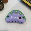 Minimalistische Haarklammer aus lila Acetat mit Love-Schriftzug und grünem Wellenrand - Violett-Grün