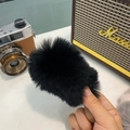 Gros plan sur la barrette à cheveux noire en peluche montrant la texture douce et touffue - Noir