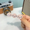 Dettaglio di tre mollette per capelli a forma di cucciolo rosa su sfondo vintage - Becco di Papera Cucciolo Rosa