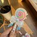 Detail der Haarklammer aus Acetat in Lutscherform mit bunten Spiralen und Perle - Weiß Gebürstet Lutscher Hochglanz Künstliche Perle