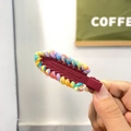 Pinza de pelo arcoíris con lana de ganchillo colorida sobre clip metálico burdeos - Clip de Lana Rojo Vino Sin Rastro (HDJ-11)