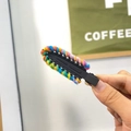 Detalle de la pinza para el pelo de punto hecha a mano con textura de arco iris - Clip de Lana Negra Sin Rastro (HDJ-11)