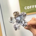 Pince à cheveux fleur en acétate avec texture marbrée élégante grise et marron - Fleur Gris Blanc (Env 6.8cm)