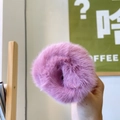 Détail du chouchou en fausse fourrure violette montrant une texture douce et pelucheuse - Bracelet Slap Rose Vif (Environ 28cm)
