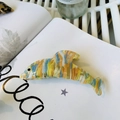 Schicke Delfin Haarklammer aus Acetat mit bunten Streifen vor Lifestyle Hintergrund - Gelb-Blau Gestreifter Delfin Stil / Ca. 11,2 cm