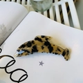 Detailaufnahme der Delfin-Haarklammer mit Schildpatt-Muster auf weißer Zeitschriftenseite - Hellschildpatt Delfin Stil / Ca. 11,2 cm
