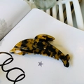 Detailaufnahme der Delfin-Haarklammer mit Schildpatt-Muster auf weißem Magazin-Hintergrund - Dunkelschildpatt Delfin Stil / Ca. 11,2 cm
