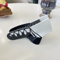 Eleganter Haarklammer aus Acetat in Schwarz-Weiß mit geometrischen Ausschnitten auf Tisch - Weiße Socken Ballettschuhe (11.5cm)