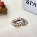 Dettaglio macro del fermaglio per capelli a nuvola in maglia multicolore rosa gialla bianca - Rosa Giallo
