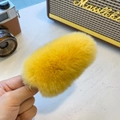 Pince à cheveux en peluche jaune vif avec texture douce montrée dans un cadre lifestyle - Jaune Vif