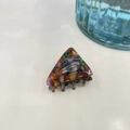 Vue détaillée de la pince à cheveux triangulaire avec texture marbrée et dents antidérapantes - Brun Vert Foncé (Mini Pince Triangle)