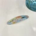 Nahaufnahme der französischen Acetat-Haarspange mit Marmortextur und silberner Schnalle - Blaugrün Bunt