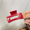 Détail d'une pince à cheveux rectangulaire rouge vif avec une finition brillante - Rouge de Chine-Pince Carrée-Petite (Environ 6,5 cm)