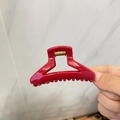 Vue détaillée de la pince à cheveux rouge brillante avec un ressort en métal doré très robuste - Rouge de Chine-Pince Triangle Tête Carrée-Petite (Environ 7,5 cm)