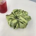 Chouchou en satin vert herbe avec design oreiller doux et texture plissée brillante - Vert Lumineux