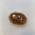 Détail d'une barrette à cheveux en fourrure brune avec perle et cristaux colorés - Marron