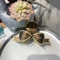 Eleganter Haarklammer-Bogen aus Acetat in Bronze mit weißem Rand auf Tablett - Bogen Band Haarklammer / Kaffeebraun