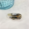 Nahaufnahme einer Acetat-Haarspange mit Marmormuster und goldenem Barrette La France Text - Tuschschwarz Unregelmäßiger Ausgehöhlter Entenschnabelclip (ca. 6.8cm)