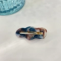 Haarklammer aus Acetat mit blauem Marmormuster, goldenem Metallclip und Markenschriftzug - Blau Kaffee Unregelmäßiger Ausgehöhlter Entenschnabelclip (ca. 6.8cm)