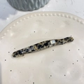 Detailansicht der Haarspange aus Acetat mit Schildpattmuster und funkelndem quadratischem Kristall - Strass Federclip / Amerikanischer Stern