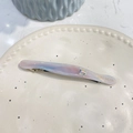Détail d'une barrette en acide acétique avec marbre rose-bleu et cristal - Pince à Ressort Strass / Glace