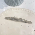 Détail de la barrette en acétate marbré gris avec strass et lettrage doré élégant - Pince à Ressort Strass / Gris Clair Personnalisé