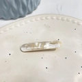 Barrette à cheveux faite main en acétate marbré beige avec lettrage France doré - Pince À Bec De Canard Droite / Blanc