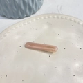 Détail de la pince à cheveux en acétate rose ambre translucide avec gravure dorée - Pince À Bec De Canard Droite / Rose Gelée