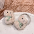 Detalle del coletero y pinza de oso de peluche con bufanda verde en un plato de cerámica - Combinación de Pinza de Pico de Pato y Cuerda para el Cabello / Estilo de Oso