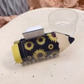 Primo piano della molletta per capelli a matita con motivo a girasole in acrilico - Matita Girasole Grande
