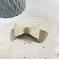 Detailaufnahme einer Haarspange mit marmorierter Acetat-Schleife und Harz-Finish - Khaki