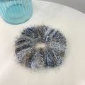 Pluizige mohair scrunchie in grijs en bruin, zacht winter haaraccessoire op wit vlak - Grijs en Blauw Mohair Stijl