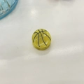 Detalle de pinza para el pelo con forma de baloncesto amarillo y líneas negras de acetato - 2cm / Baloncesto Amarillo