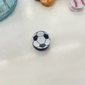 Detalle del soporte para móvil con forma de balón de fútbol y patrón en blanco y negro - 2cm / Fútbol americano