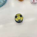 Vista de detalle del soporte para móvil con diseño de balón de fútbol amarillo y negro - 2cm / Fútbol Amarillo