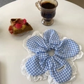 Blau-weiß kariertes Haargummi mit Spitze neben Kaffee und Waffeln in Szene gesetzt - Blaues Karo Spitze Blume Scrunchie